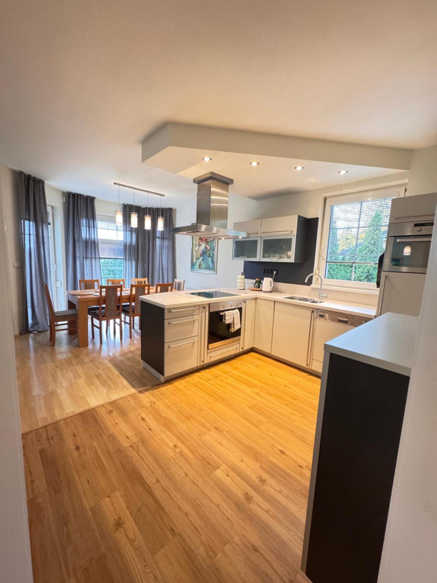 Diamondvilla, 4 Bedroom Apartment, Garden & Praha