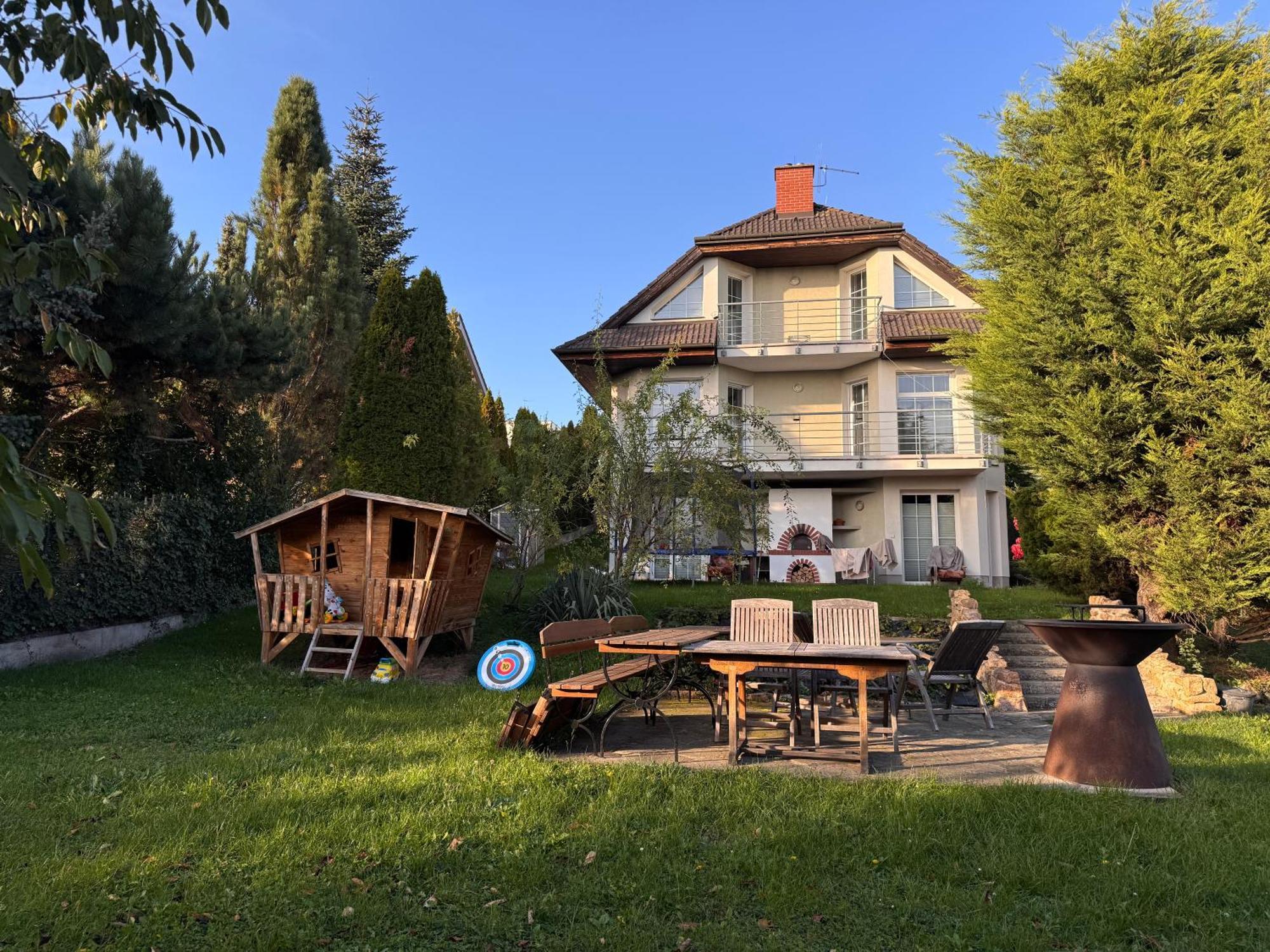 Diamondvilla, 4 Bedroom Apartment, Garden & Apartmán Praha