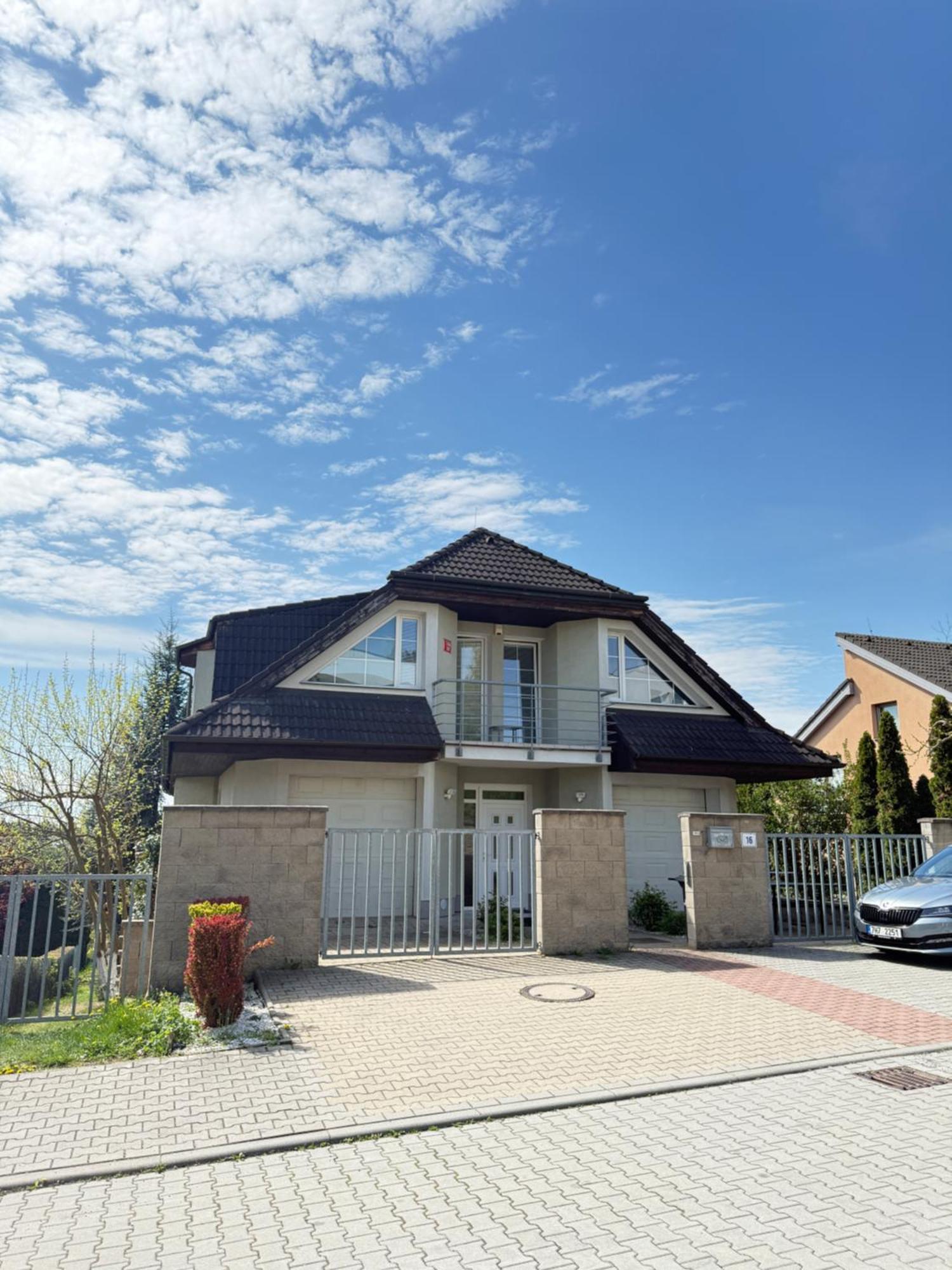 Diamondvilla, 4 Bedroom Apartment, Garden & Praha