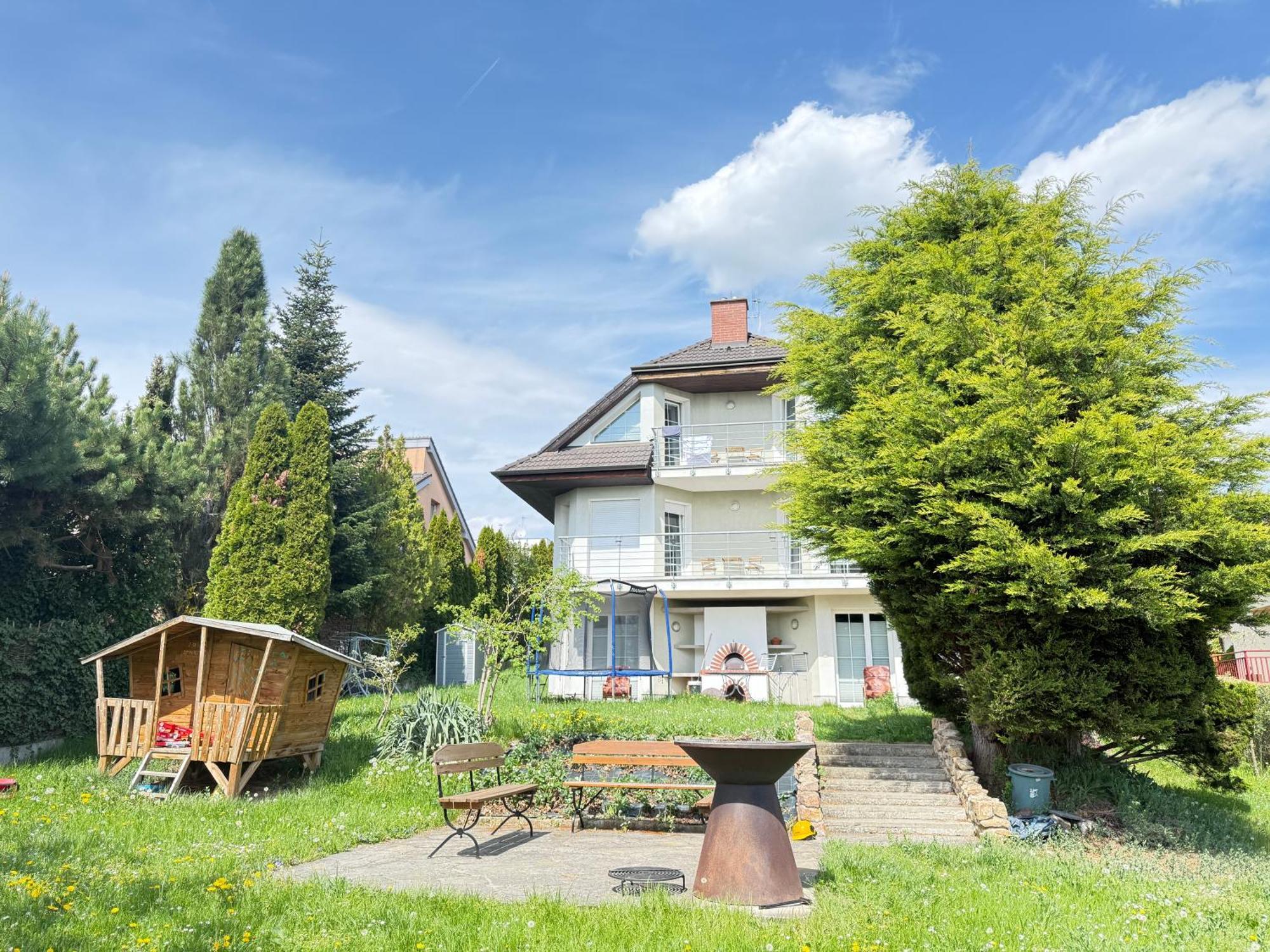 Apartmán Diamondvilla, 4 Bedroom Apartment, Garden &
